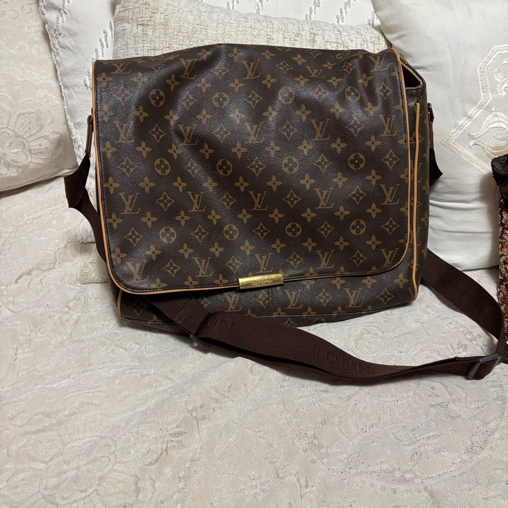 Louis Vuitton Monogram Canvas Messenger Bag in Brown